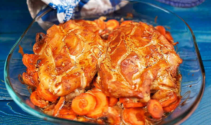 Куриная грудка в соевом маринаде с грибами и морковью в духовке