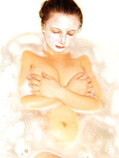 фото девушки впринимающей содовую ванну