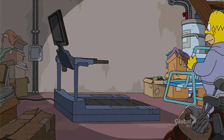 гифка с Гомером Симпсоном занимающимся на тренажере перед телевизором