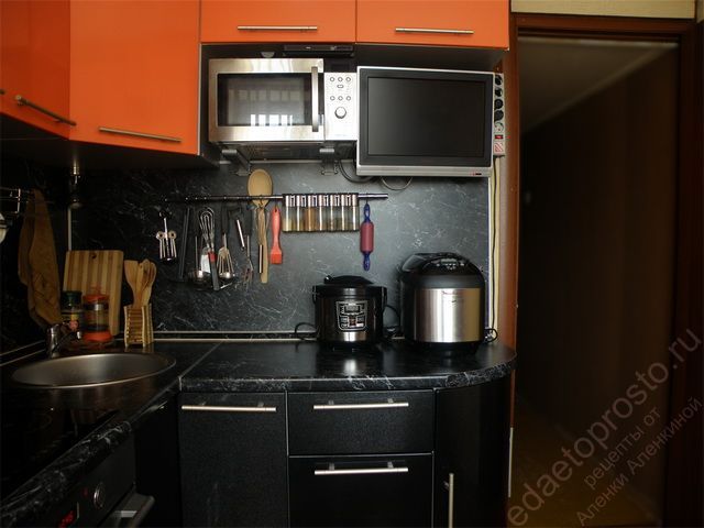 рабочий стол, выдвижные ящики, полки, мультиварка и хлебопечка -  фото оборудования на кухне 6 кв.м