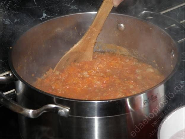 Фото консервированного соуса из помидор перед разливанием по стерилизованным банкам