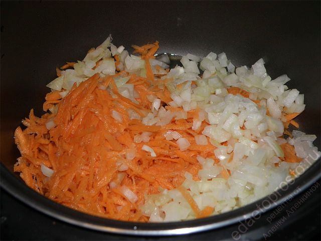 Пассеруем  лук, морковь и чеснок