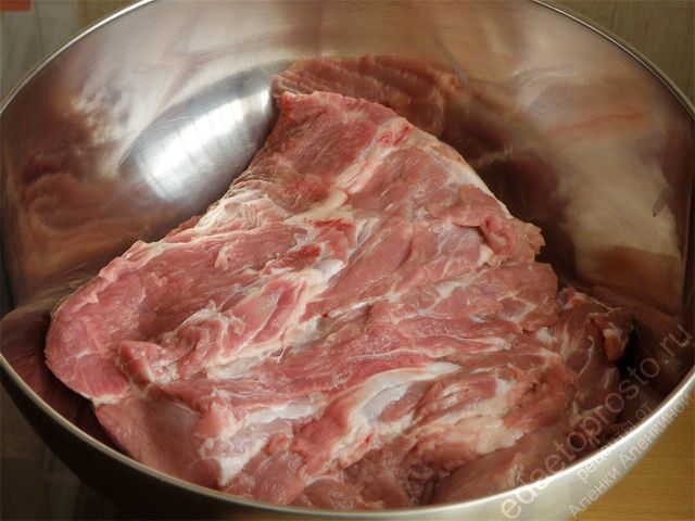 Мясо промыть и положить в емкость для замачивания, пошаговое фото этапа приготовления буженины