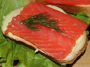 фото вкусного закусочного бутерброда для фуршета с белым хлебом и красной рыбой