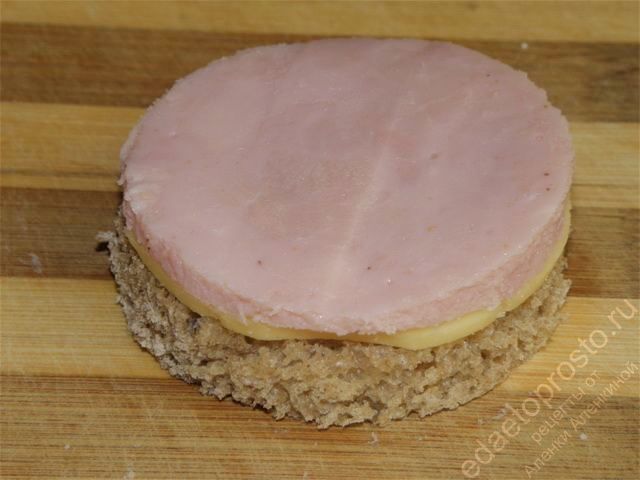 фото закусочного бутерброда с ветчиной. ветчина вырезается и ложится идеально