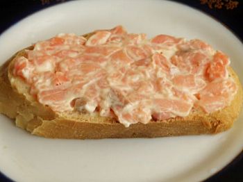 фото вкусной намазки для бутербродов с семгой на хлебе