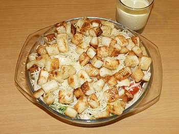 фото вкусного салата цезарь с курицей в салатнице