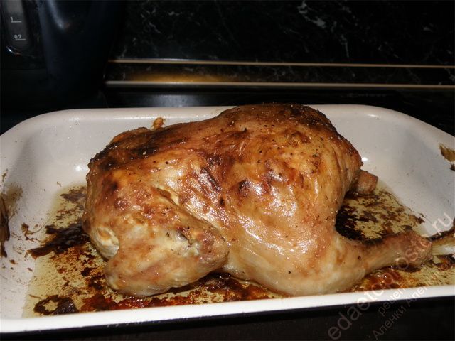 Через 60 минут готовая курица приобретет вот такой вид, пошаговое фото приготовления курицы в духовке целиком