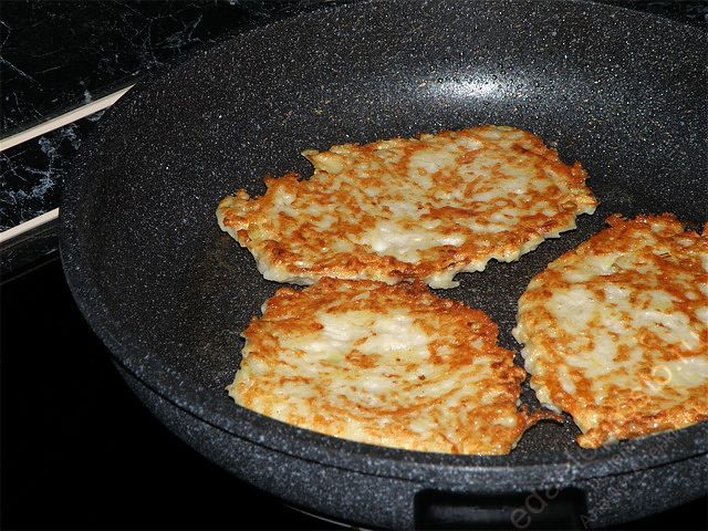 Драники с сыром и фаршем, фото картофельных лепешек на сковороде до золотистой корочки