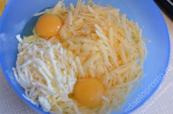 Разобьем в чашку пару свежих куриных яиц