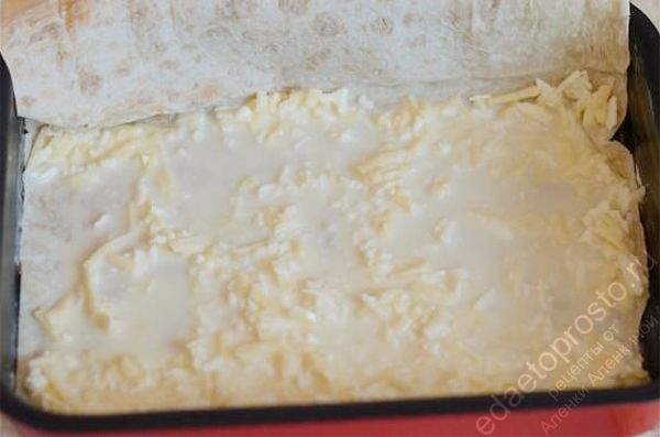 Выкладываем приготовленную сырную массу на нижний слой