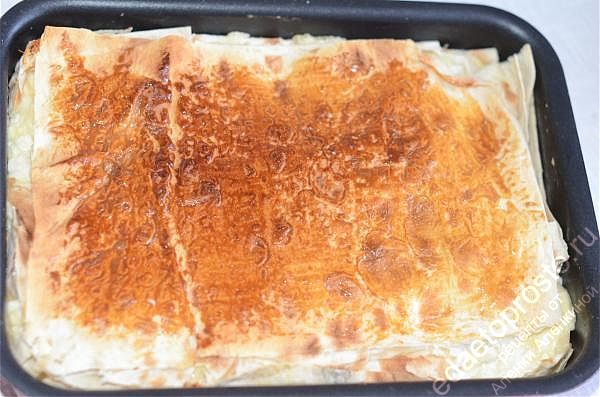 Помещаем заполненную жаропрочную форму в духовку и через 25 минут сырный пирог хачапури готов