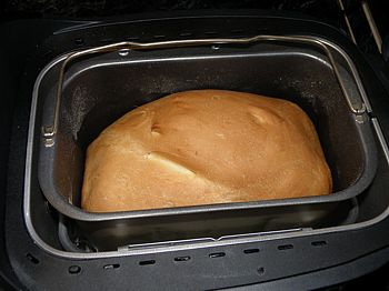 фото вкусного домашнего хлеба в хлебопечке при открытой крышке