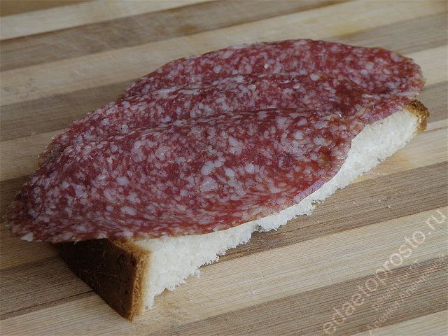 бутерброд с колбасой с/к и белым хлебом