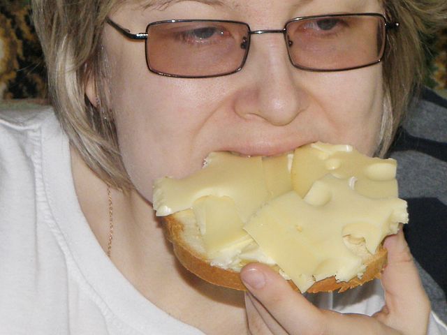 бутерброд с сыром, маслом и белым хлебом едва лезет в рот Аленке Аленкиной