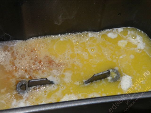 Масло растопить в микроволновке и добавить в чашу хлебопечки