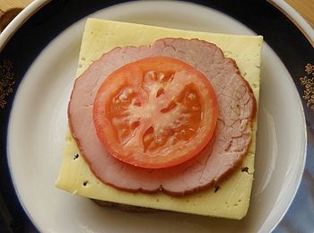 фото вкусного сложного бутерброда на тарелке