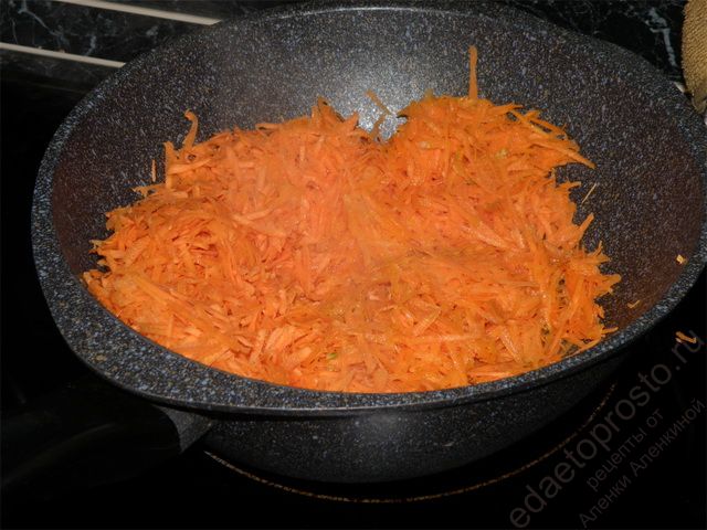 На одной сковороде пассеруем морковь