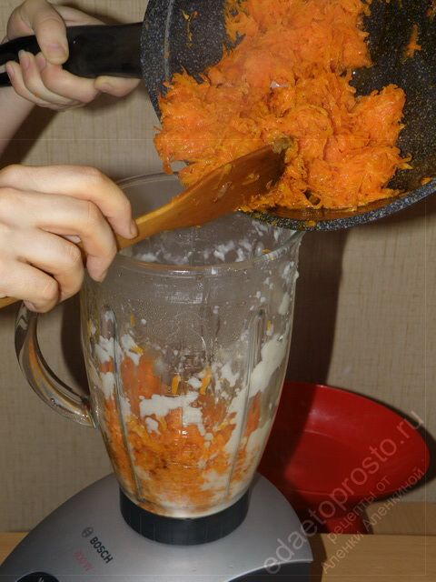 перекладываем морковь в чашу блендера