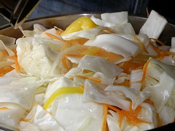 фото вкусной маринованной капусты по-корейски в кастрюле