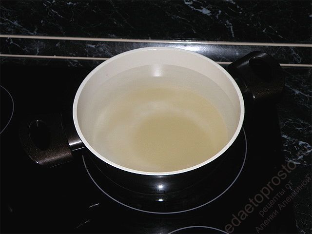 В емкость налить воду с солью и сахаром и дать закипеть, пошаговое фото этапа приготовления маринованной капусты по-корейски