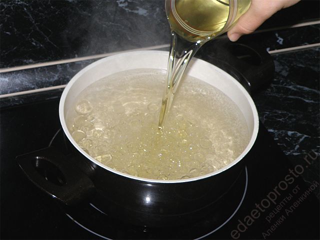 добавить растительное масло и уксус
