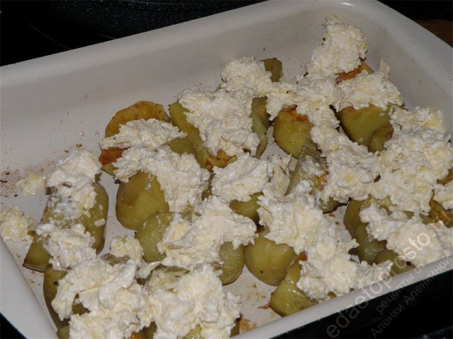 выложить смесь из сыра и сметаны на картофель