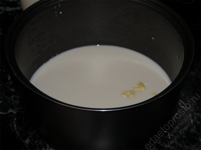 Влить молоко и положить масло