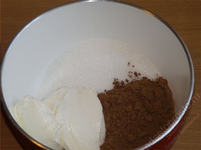 Сахар, сметану, какао добавить в емкость и нагреть