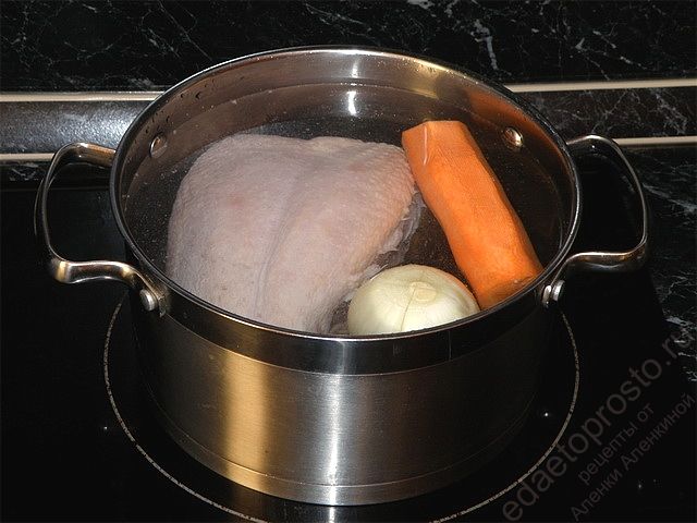 Заливаем куриную грудку и овощи водой, пошаговое фото этапа приготовления куриного бульона