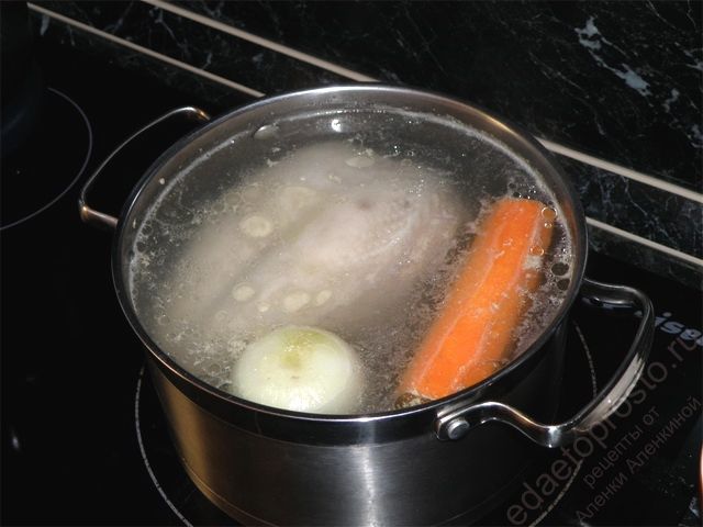 варить куриный бульон около часа, фото приготовления куриного бульона