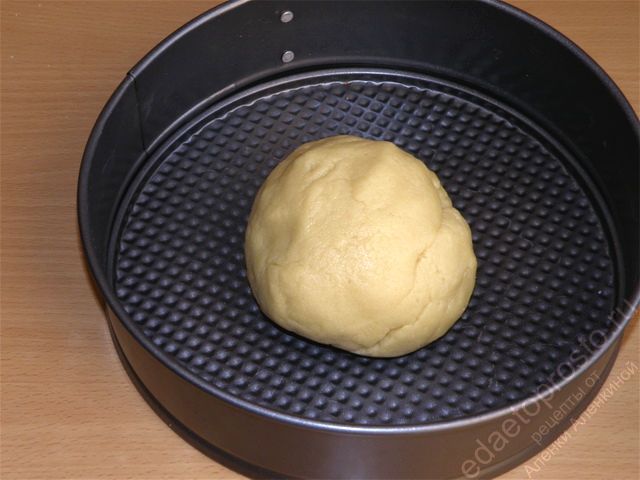 выкладываем тесто в форму, пошаговое фото приготовления лимонного пирога