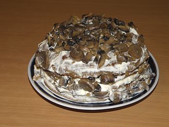 фото вкусного печеночного торта на блюде