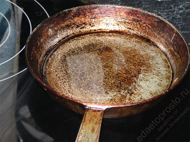 Сковороду нагреть с оливковым маслом, фото следующего шага приготовления печеночного торта
