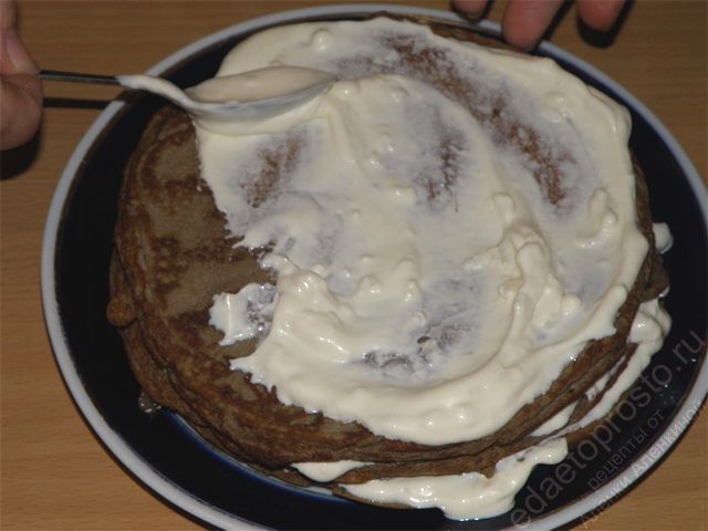 фото закусочного печеночного торта, 2 этап