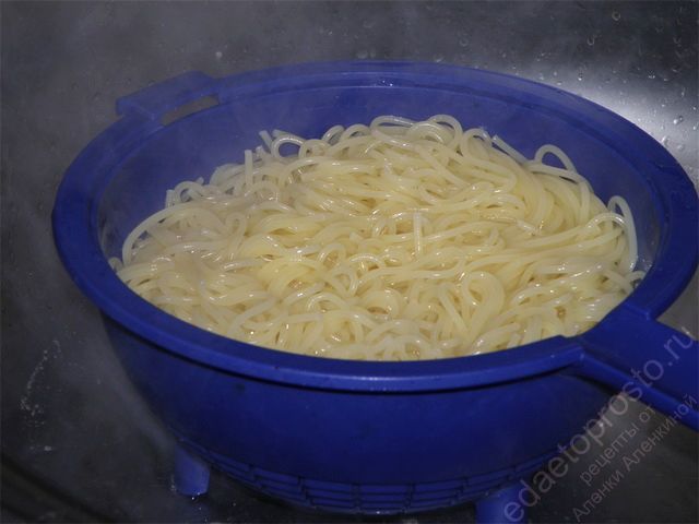 спагетти откинуть на дуршлаг, пошаговое фото приготовления сливочных макарон