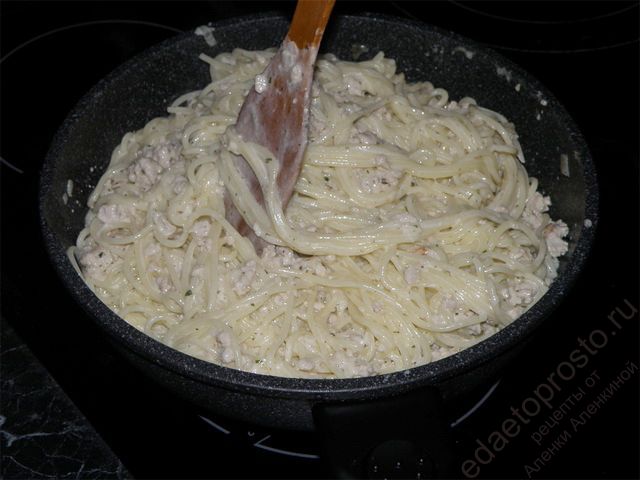 макароны сливочные, спагетти с куриным фаршем под сливочным соусом фото