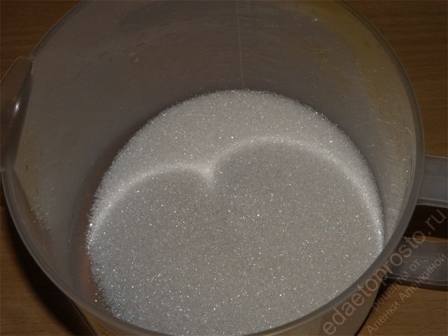 Отмеряем нужное количество сахара для сметанного крема медовика