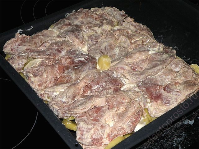 Мясо выкладываем на картофель, пошаговое фото приготовления мяса по-французски из свинины