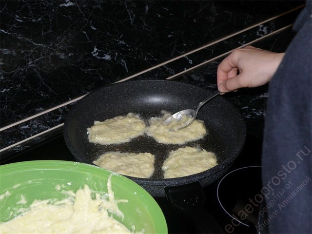 Начинаем печь кабачковые оладьи