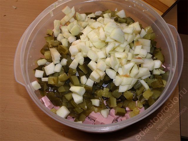 Яблоко добавляем в емкость для салата, пошаговое фото приготовления салата оливье