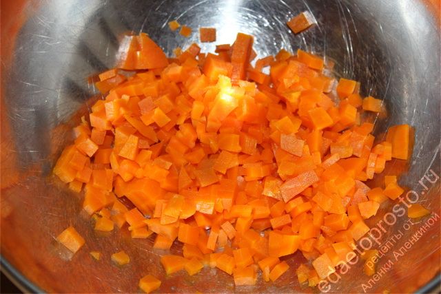 Морковь для салата нарезать мелкими кубиками