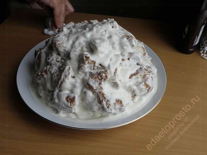 куски бисквита выкладываю на основание торта, пошаговое фото торта Панчо