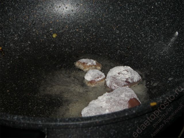 Печень промыть и нарезать порционно, пошаговое фото приготовления куриной печени