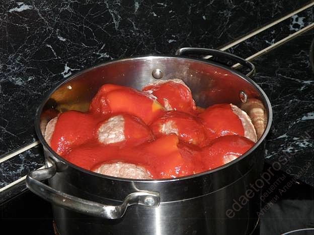 Залить томатной пастой фаршированный перец