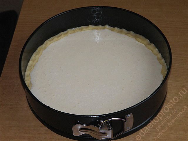 Заготовка творожного пирога готова к отправке в духовку