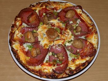 фото вкусной домашней пиццы на блюде
