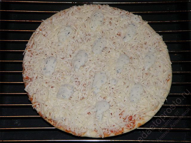 выкладываем пиццу на решетку от духовки