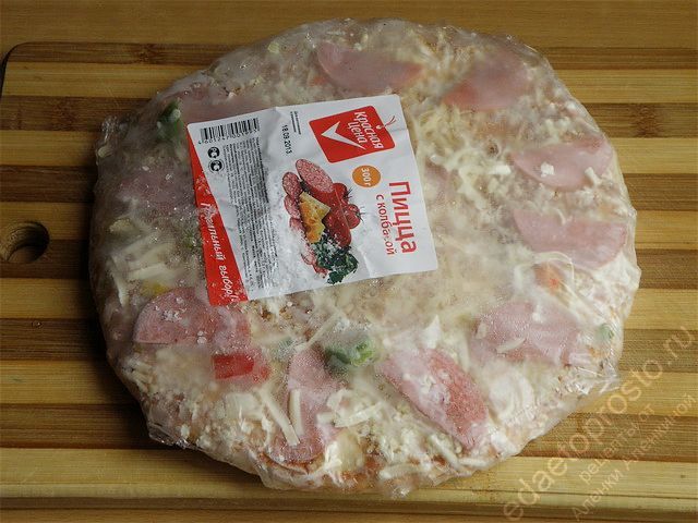 основной ингредиент пиццы с фасолью - замороженная пицца, форма у пиццы выгнутая наружу