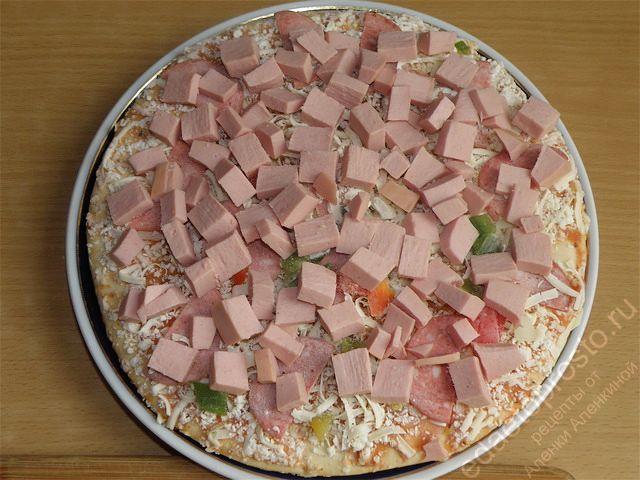 Выкладываем колбасу на заготовку пиццы